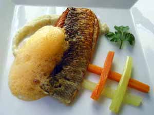 Lubina con verduritas, puré de coliflor y aire de calabaza